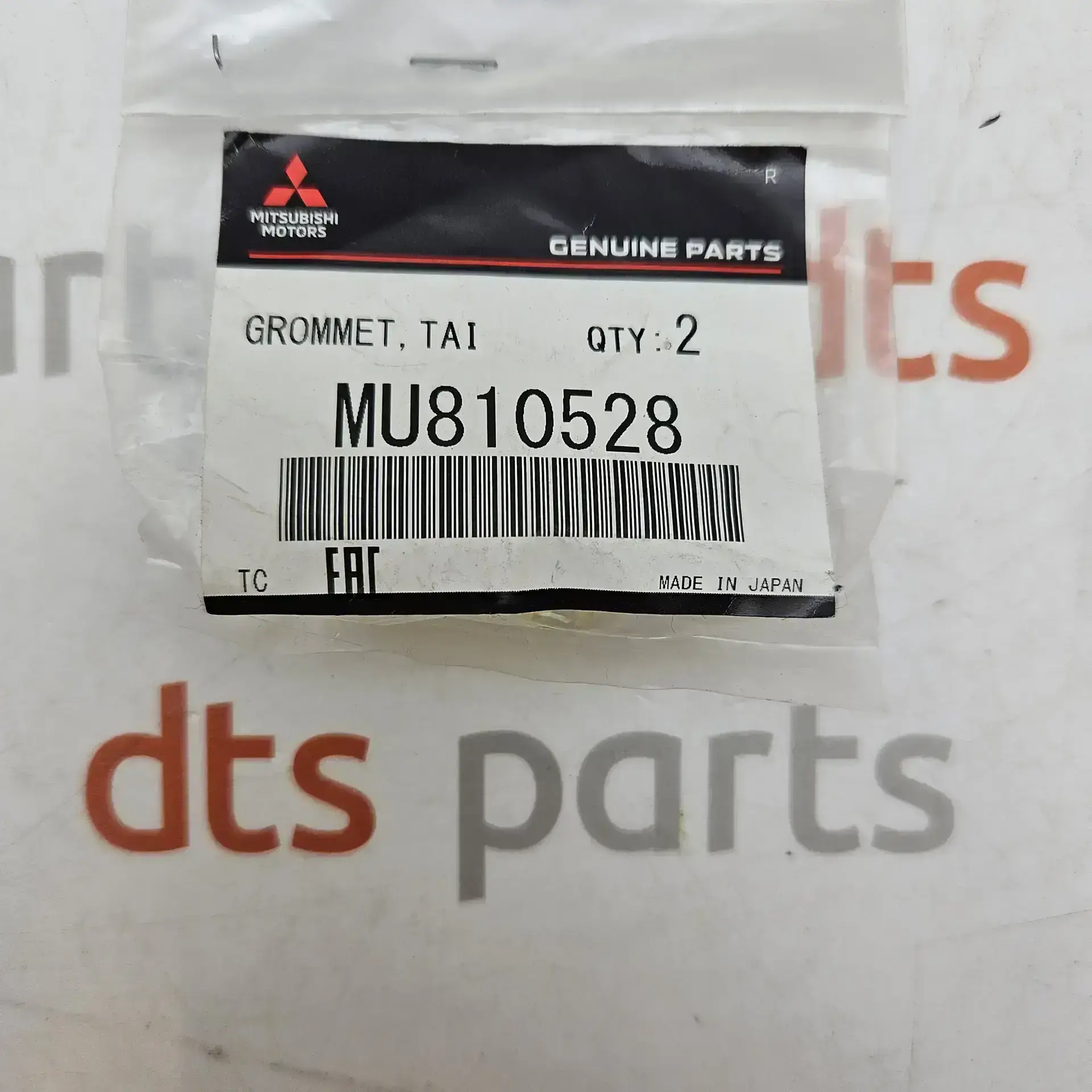 OEM Mitsubishi MU810528 – Tail light grommet