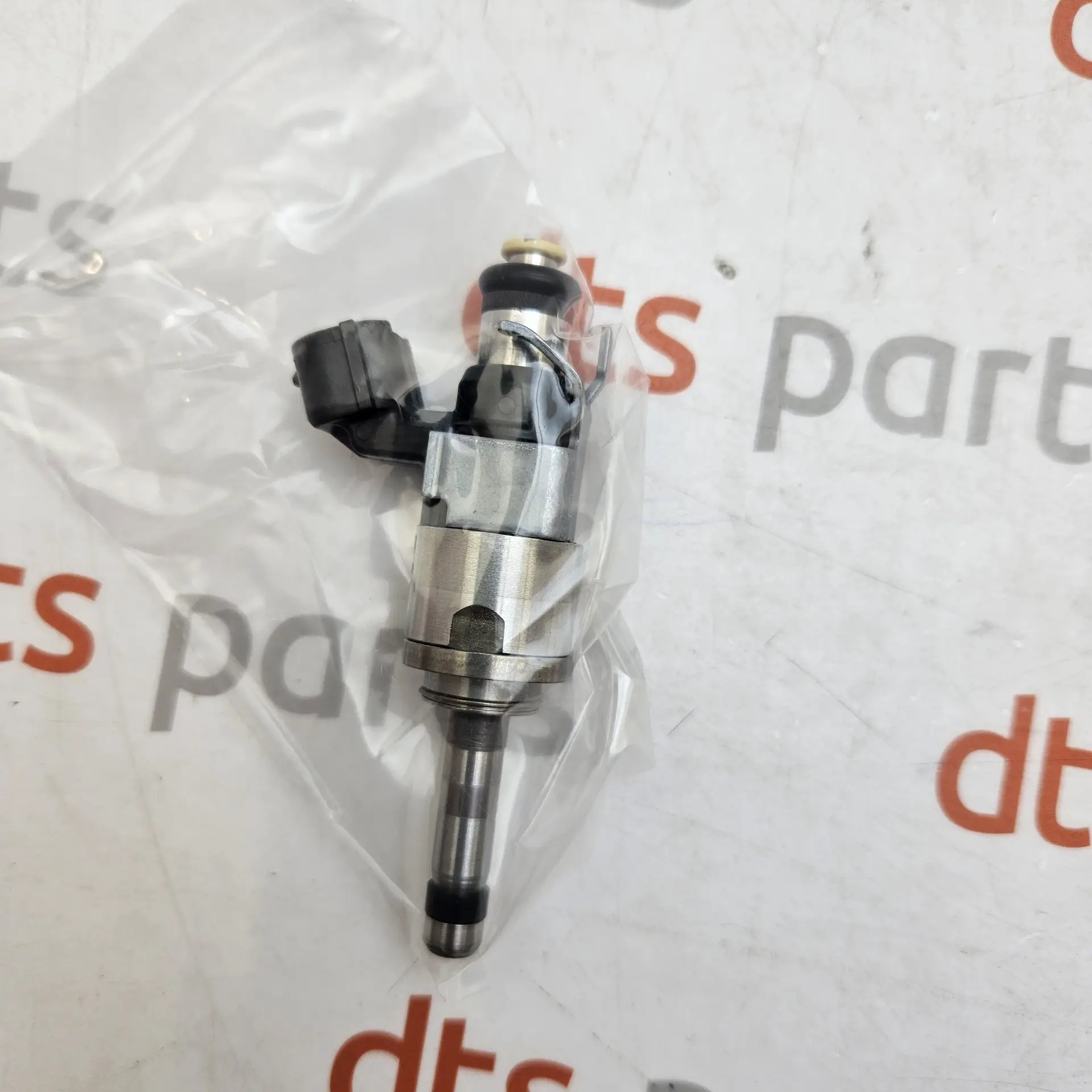 OEM Mazda P5E113250 – Gasoline direct injection fuel injector nozzle assembly