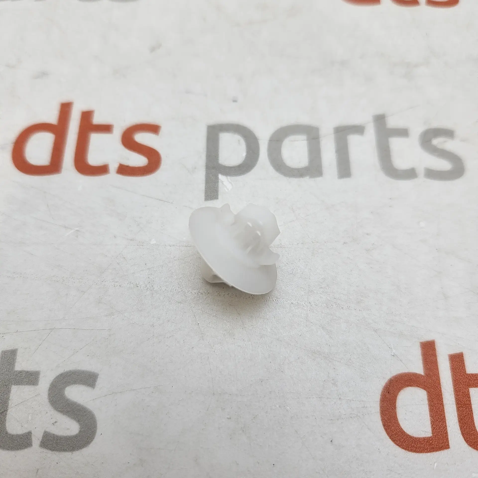 OEM Toyota SU001A2153 – Hog Ring Trim Retainer Clip