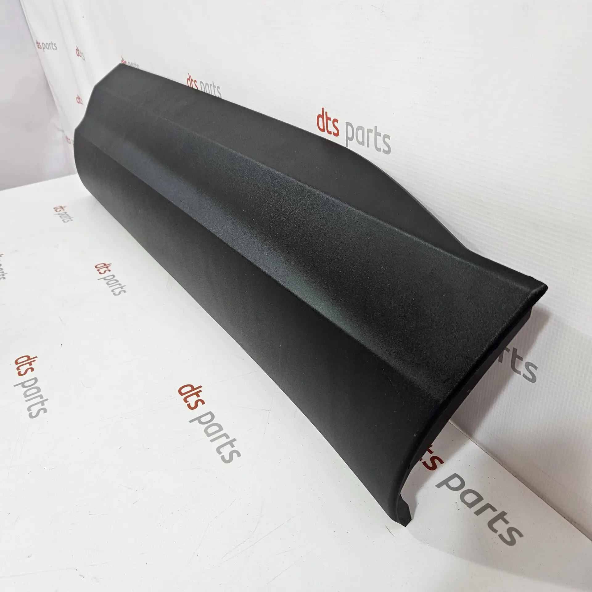 OEM Opel YP000332XT – Fron right door trim , jauns ar defektu